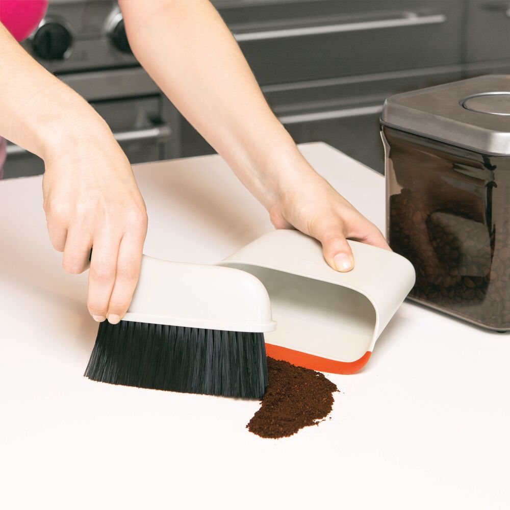 Compact Dustpan & Brush Set O1