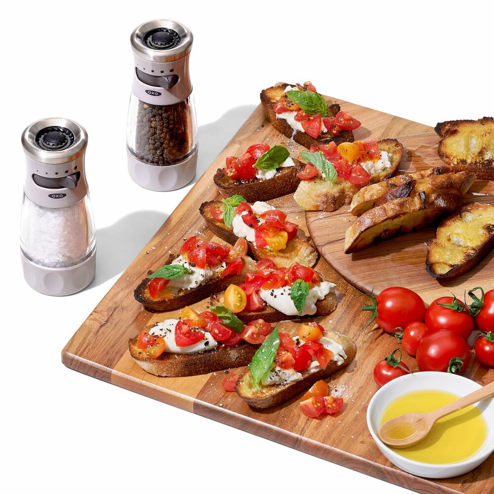 Contoured Mess-Free Pepper Grinder W9